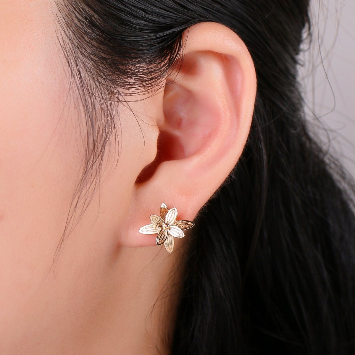 1 Pair Dainty Gold Filled Blooming Flower Studs L-018