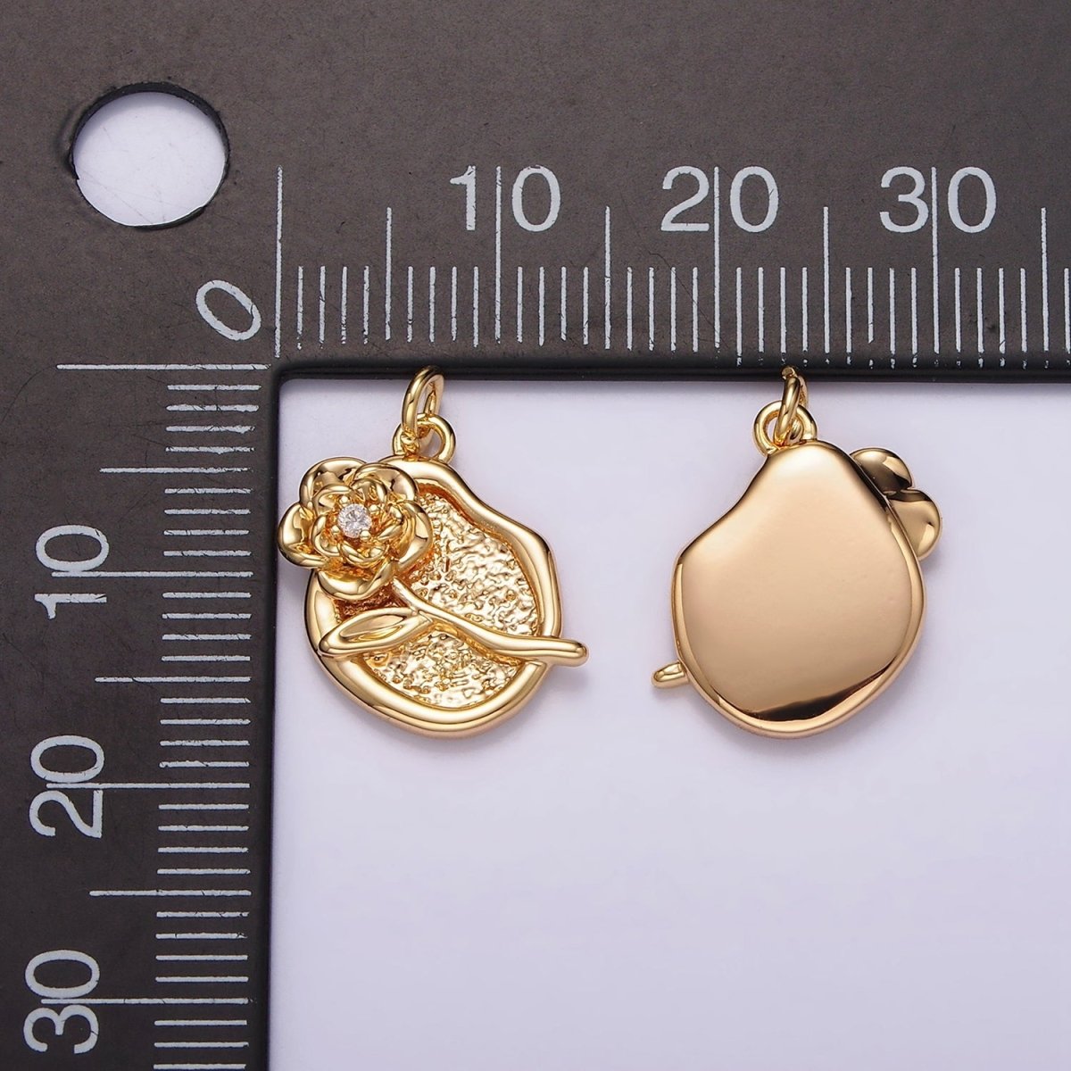 14K Gold Filled Daisy Flower Abstract Hammered Stamped Charm | AG423