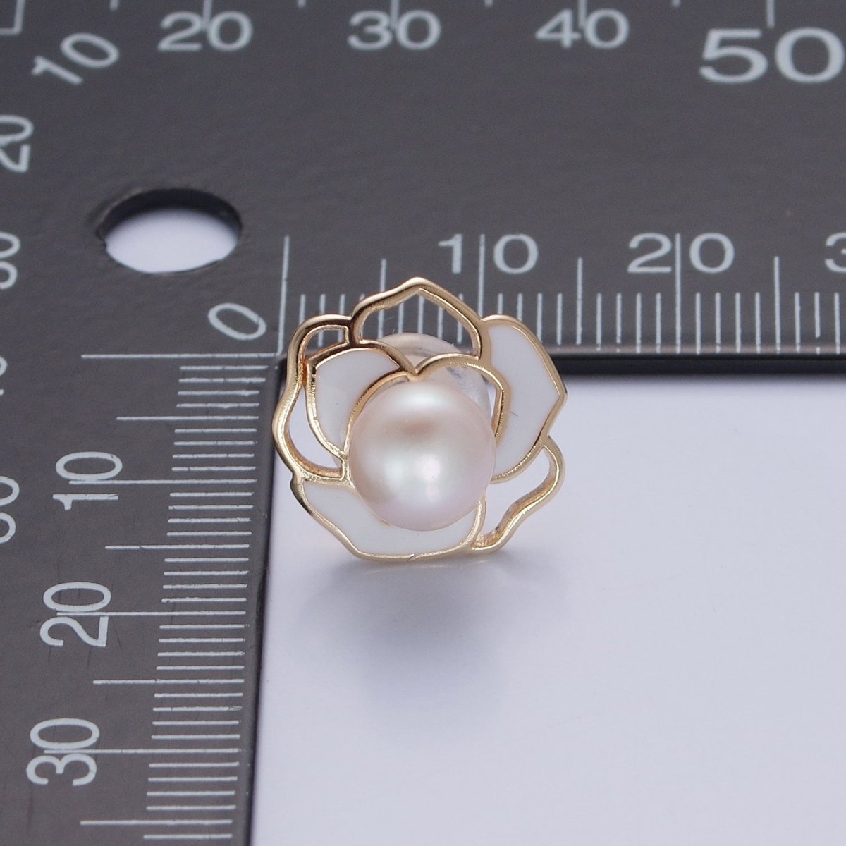 Dainty Round Pearl Stud Earring with White Enamel Flower for Wedding Jewelry T-539