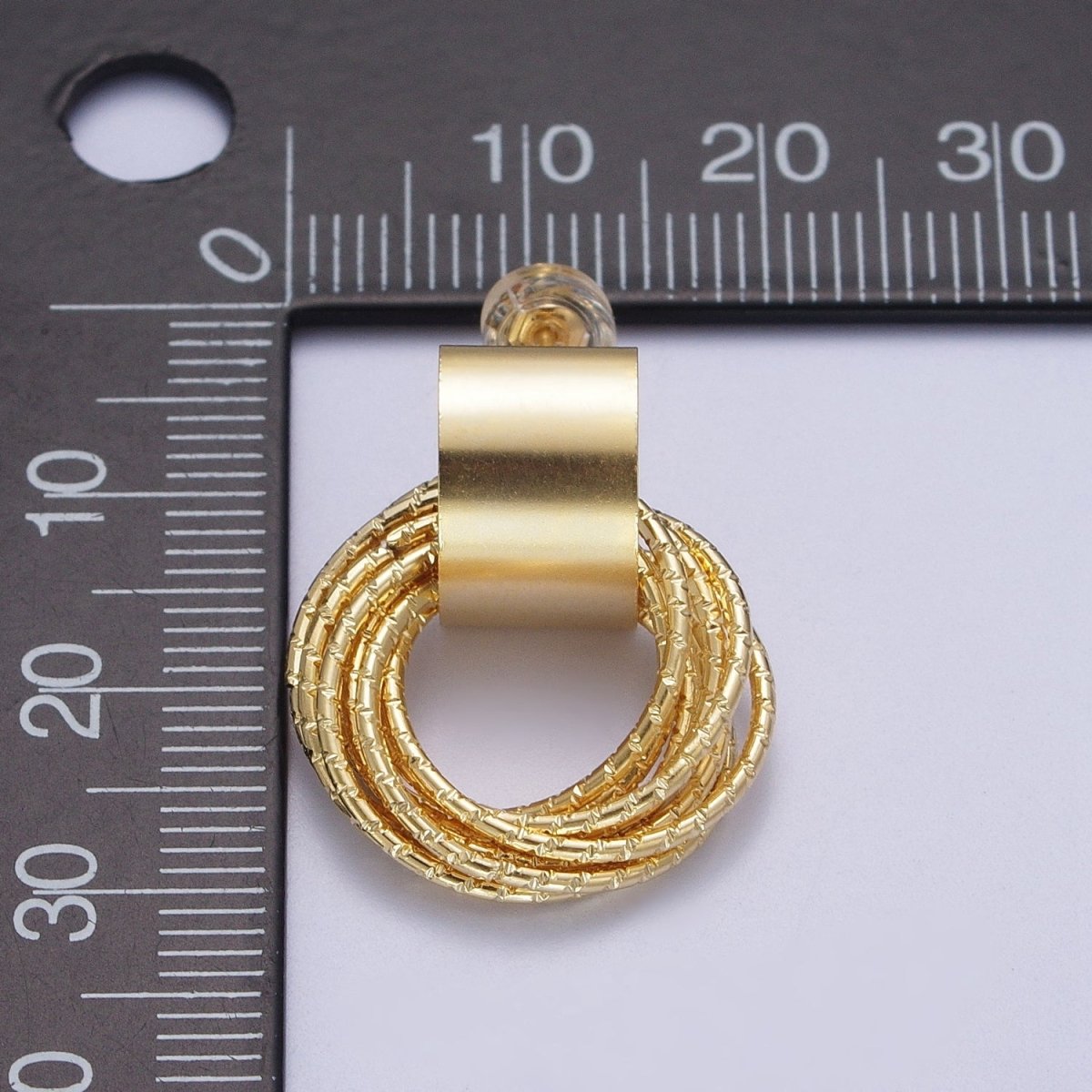 Gold Round Textured Chain Wreath Geometric Stud Earrings | AE1040