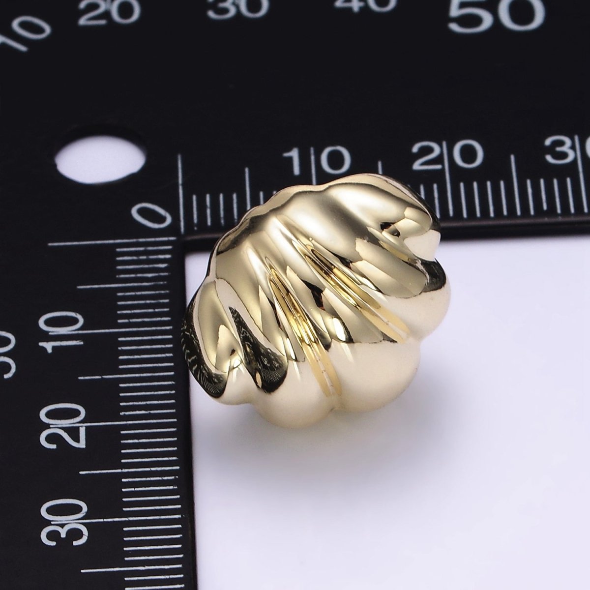 18mm Lightweight Puffed Croissant Stud Earrings | V073