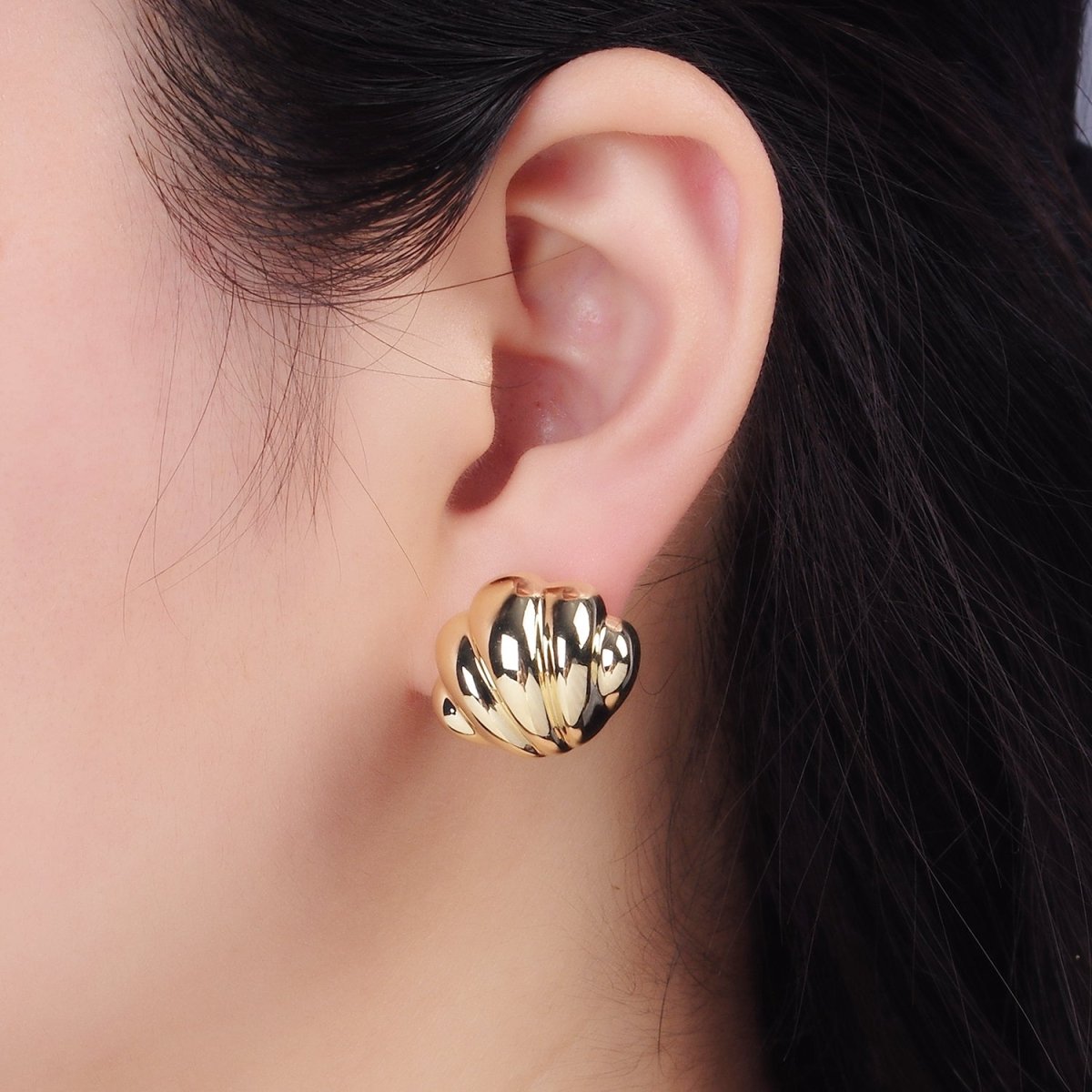 18mm Lightweight Puffed Croissant Stud Earrings | V073