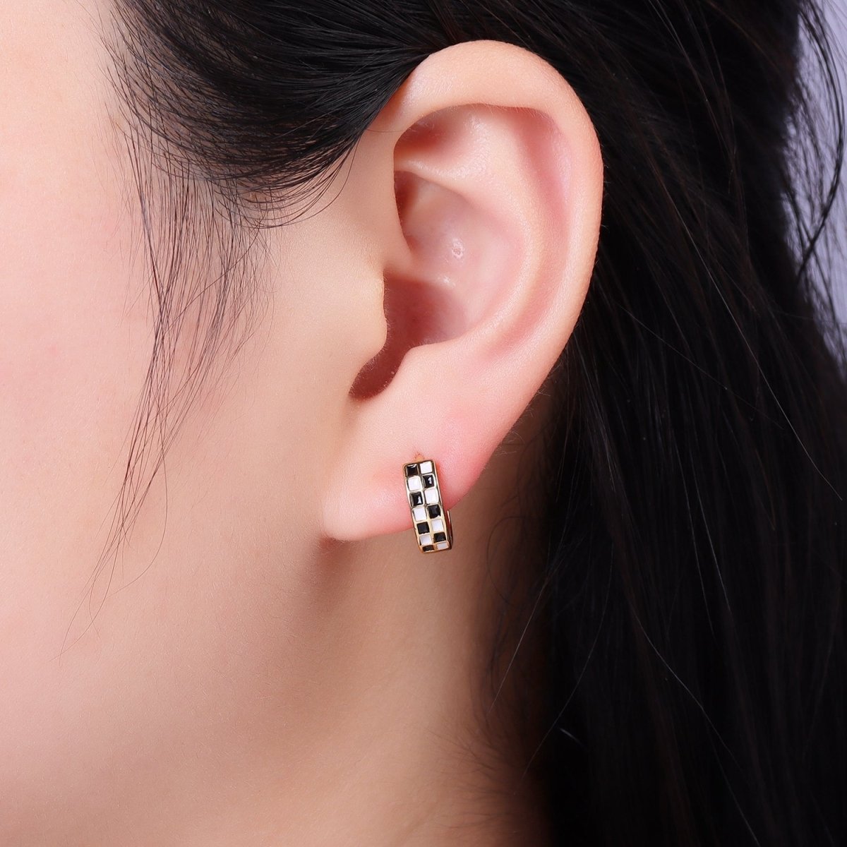 24K Gold Filled 13mm Checkered Enamel Huggie Cartilage Earrings | AD589