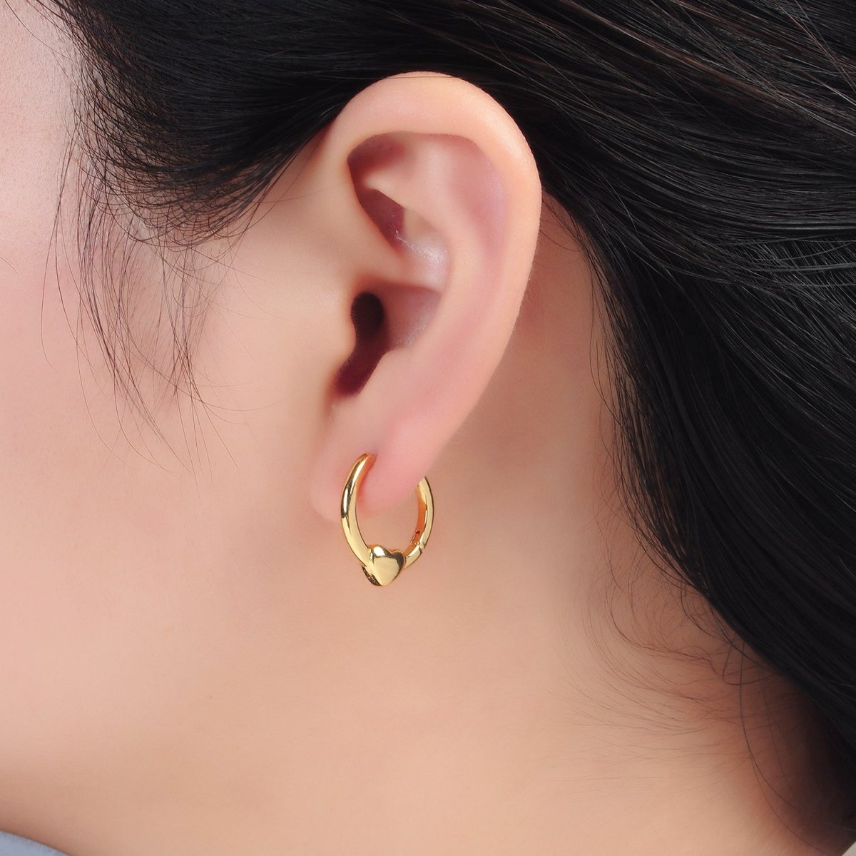 24K Gold Filled 18mm Heart Minimalist Huggie Earrings | Q492