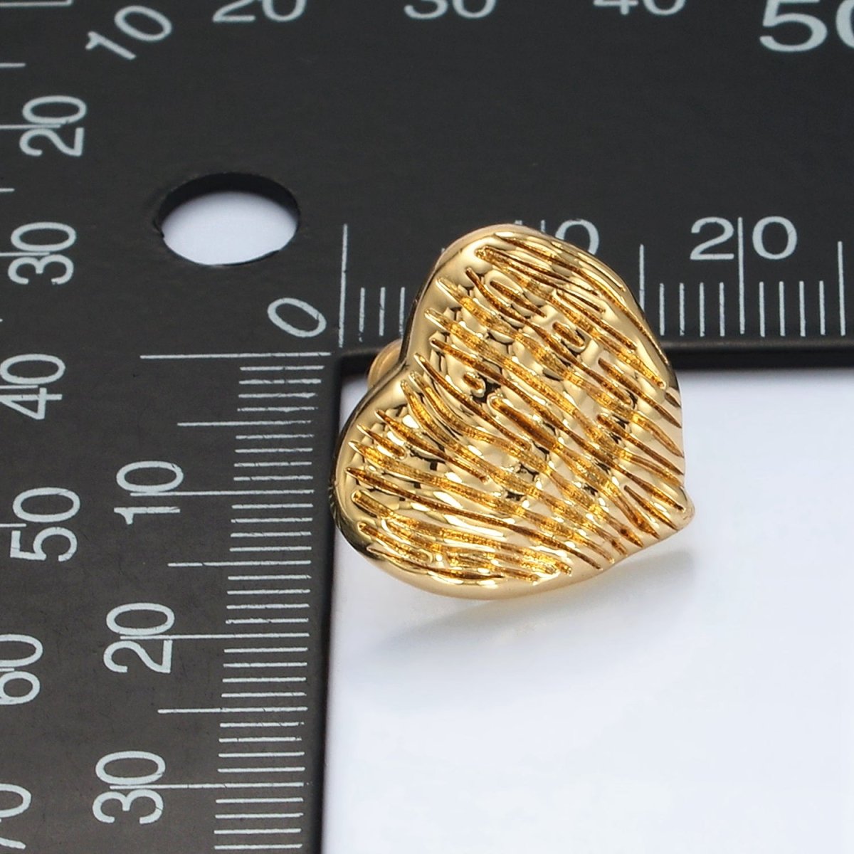 24K Gold Filled 18mm Line-Textured Heart Stud Earrings | Q481