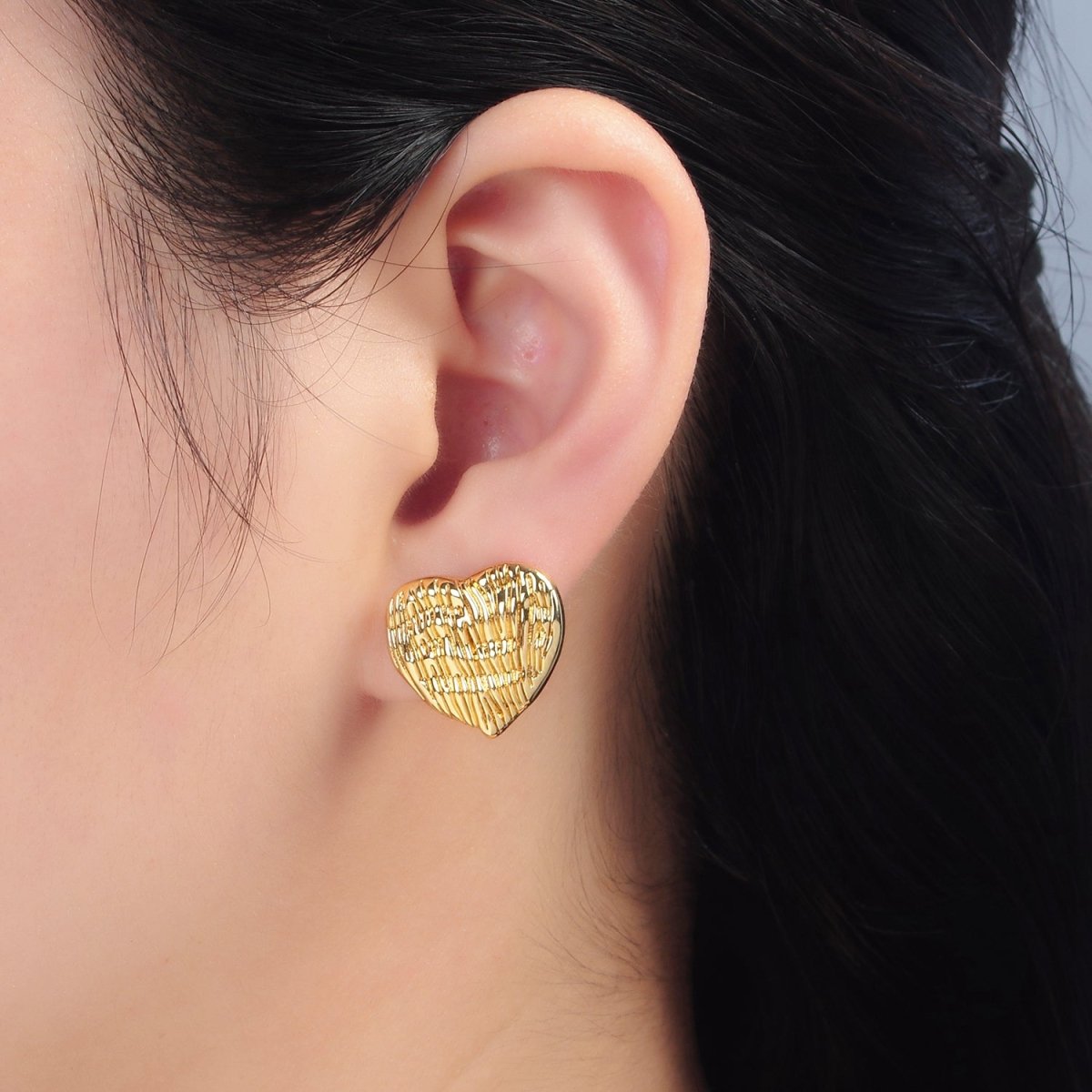 24K Gold Filled 18mm Line-Textured Heart Stud Earrings | Q481
