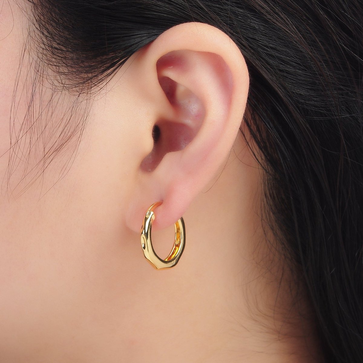24K Gold Filled 20mm Hammered Minimalist Cartilage Latch Hoop Earrings | T208