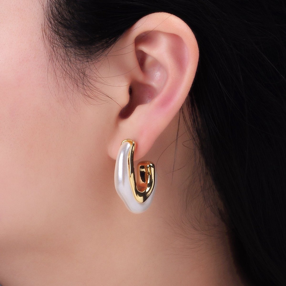 24K Gold Filled 30mm Shell Pearl Geometric J-Shaped Hoop Earrings | Q193