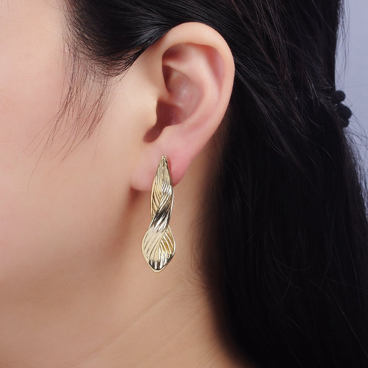 24K Gold Filled 45mm Line-Textured Leaf Curved Geometric Stud Earrings | Q120