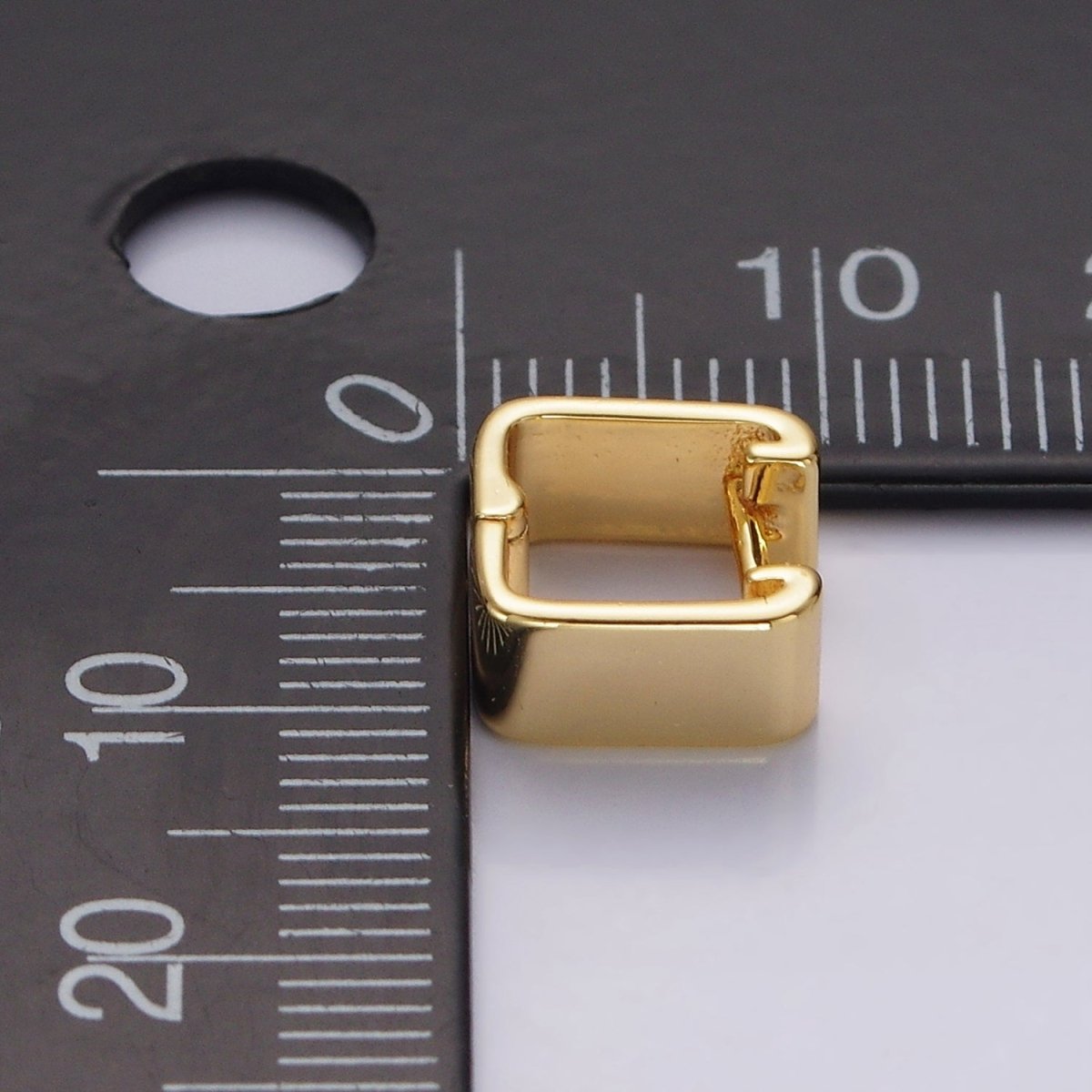 14K Gold Filled 10mm Wide Square Minimalist Cartilage Huggie Earrings | AE982