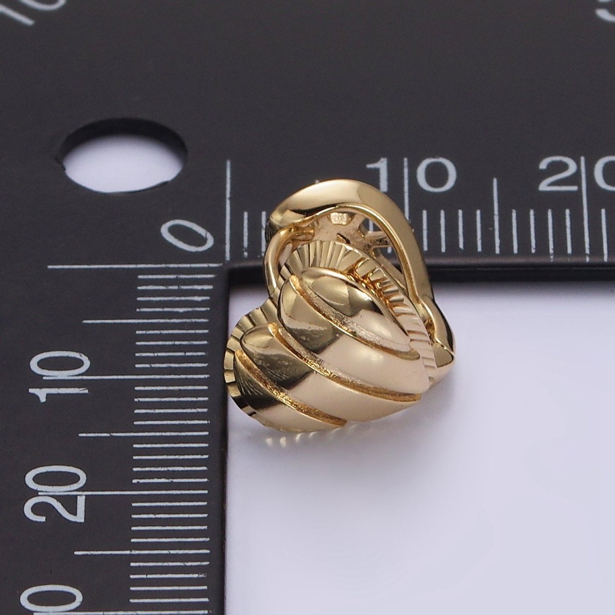 14K Gold Filled Line Ribbed Sunburst Heart Huggie Earrings | AD415