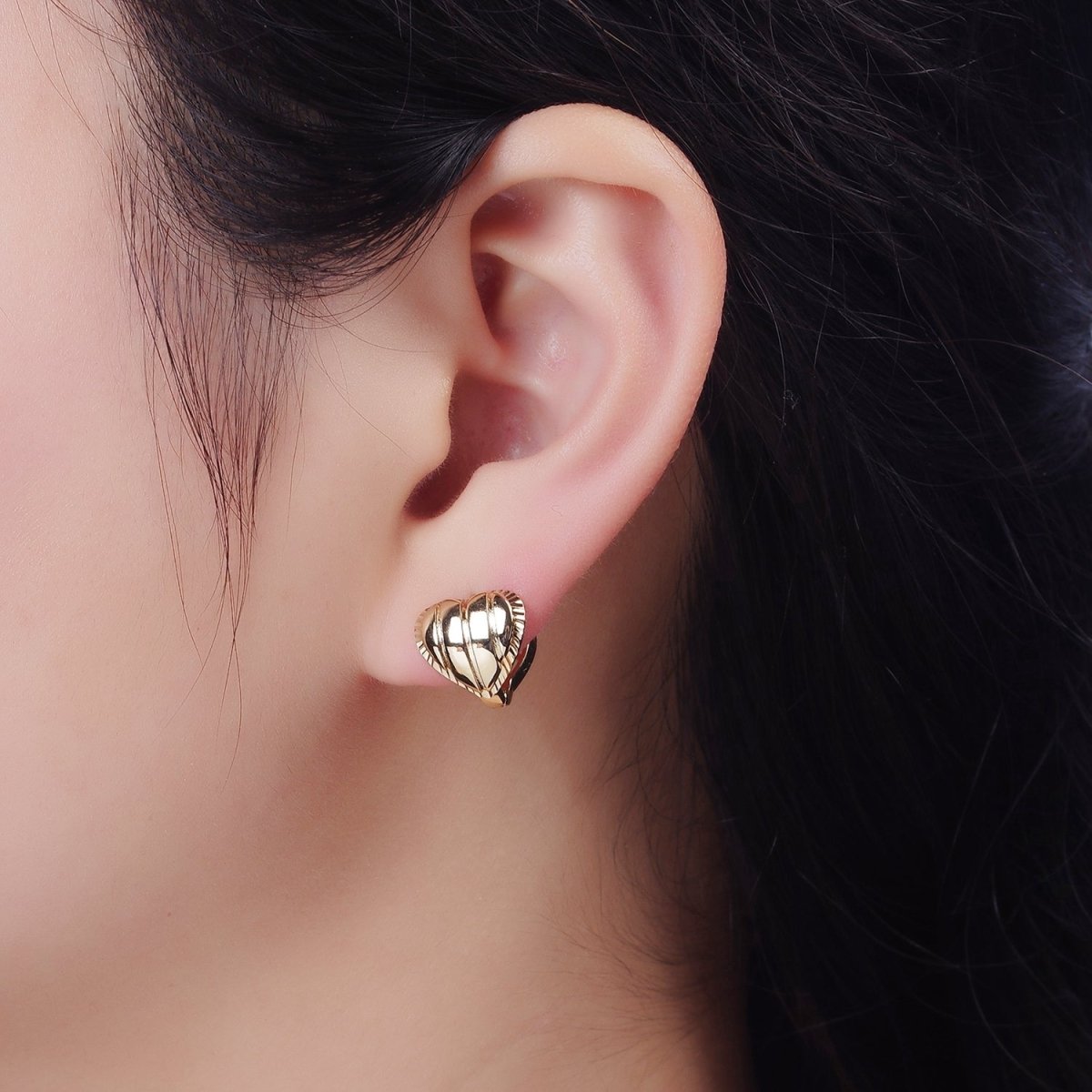 14K Gold Filled Line Ribbed Sunburst Heart Huggie Earrings | AD415