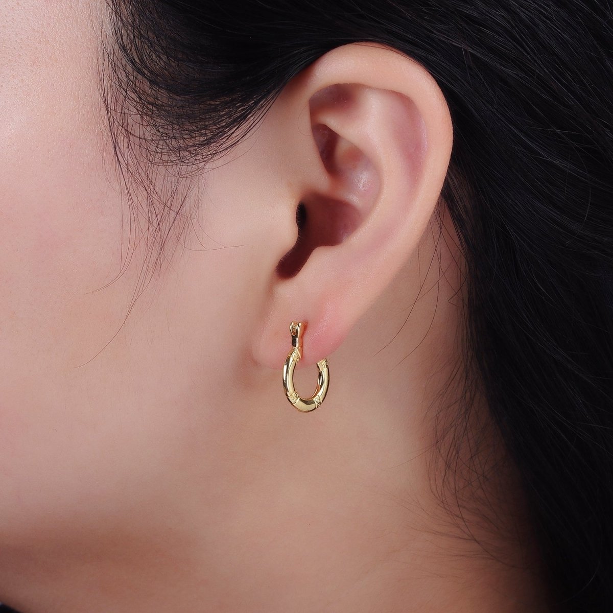 14K Gold Filled 15mm Dotted Lined Round French Lock Latch Hoop Earrings | AE967