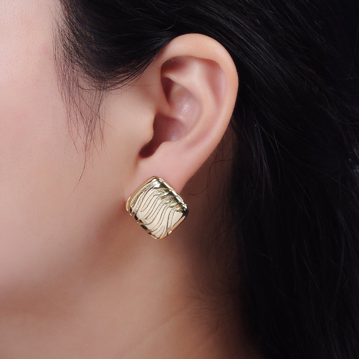 14K Gold Filled 20mm Curved Lined Textured Square Stud Earrings | AE341