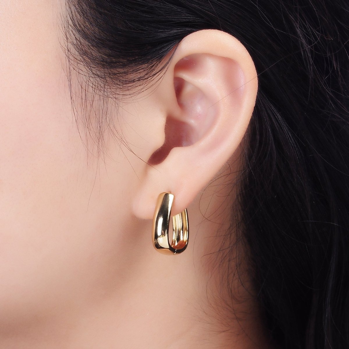 14K Gold Filled 20mm Minimalist Band Triangle Huggie Hoop Earrings | AE901