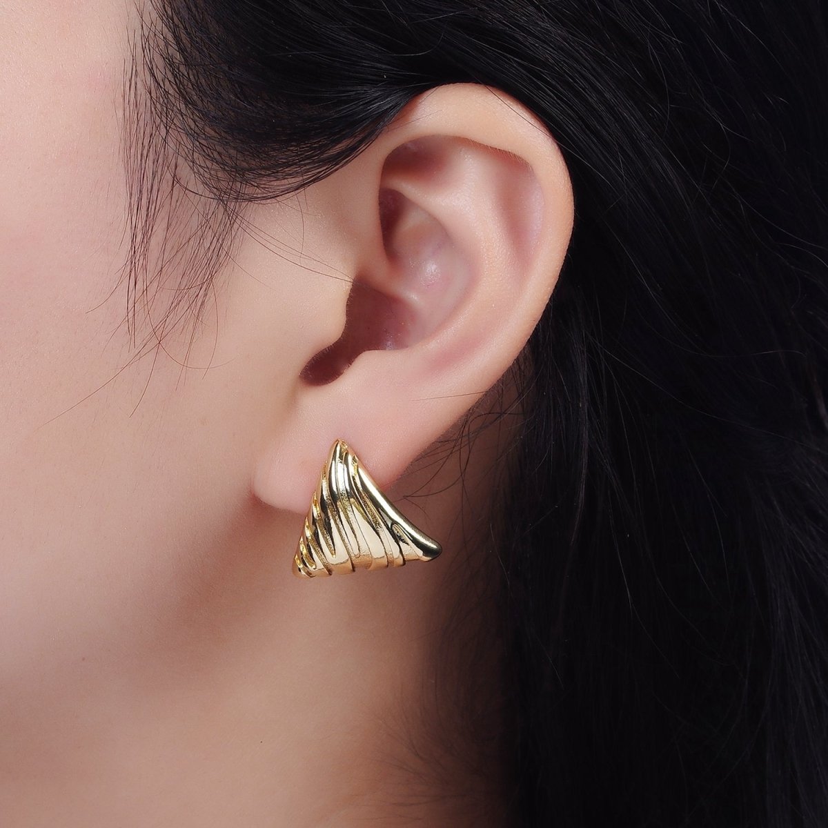 14K Gold Filled Curved Lined Textured Triangle Stud Earrings | V463