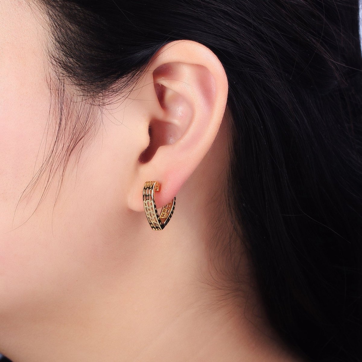 14K Gold Filled Geometric Filigree Heart Huggie Hoop Earrings | AD1530