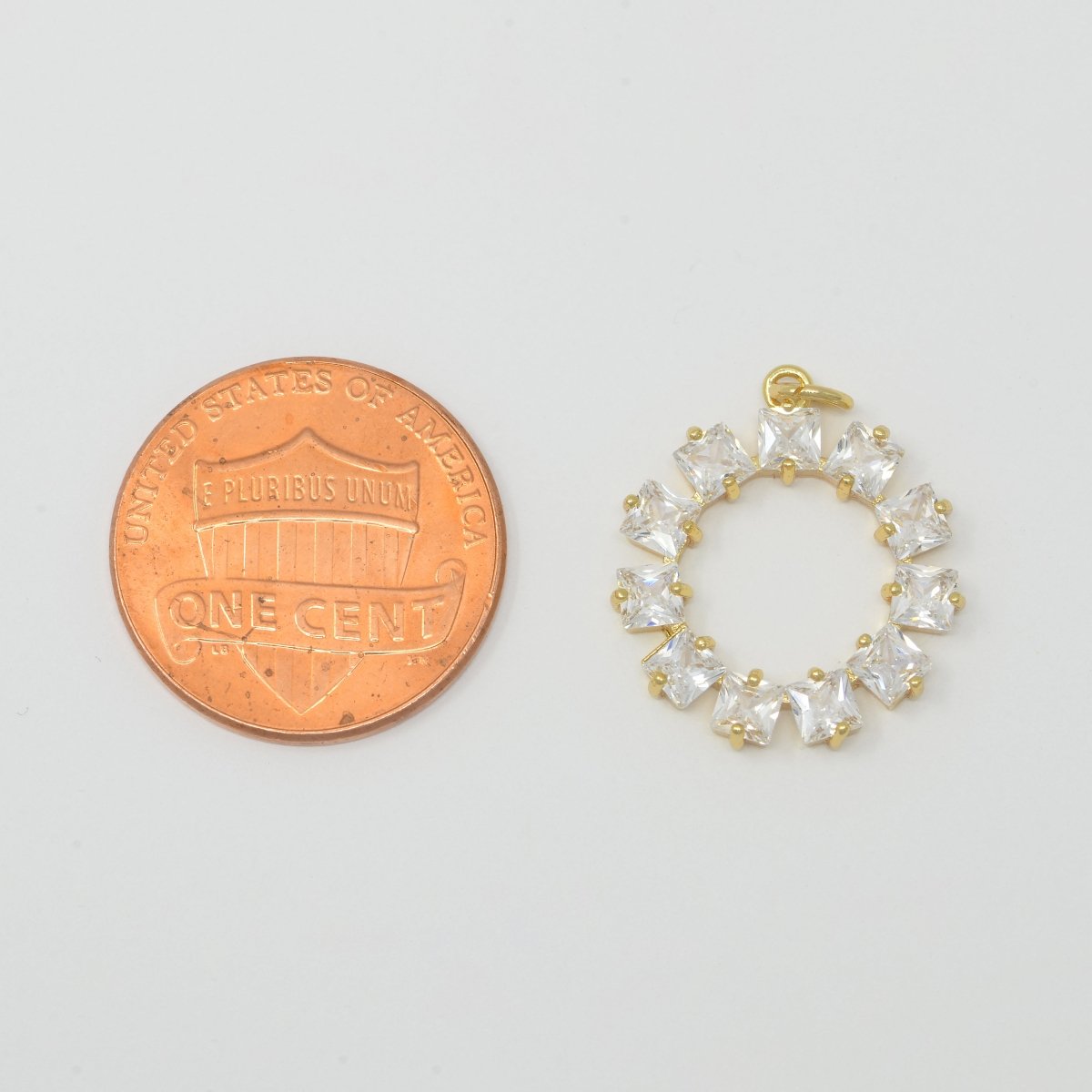 18K Gold Filled Wreath Crystal Round Charm M-385