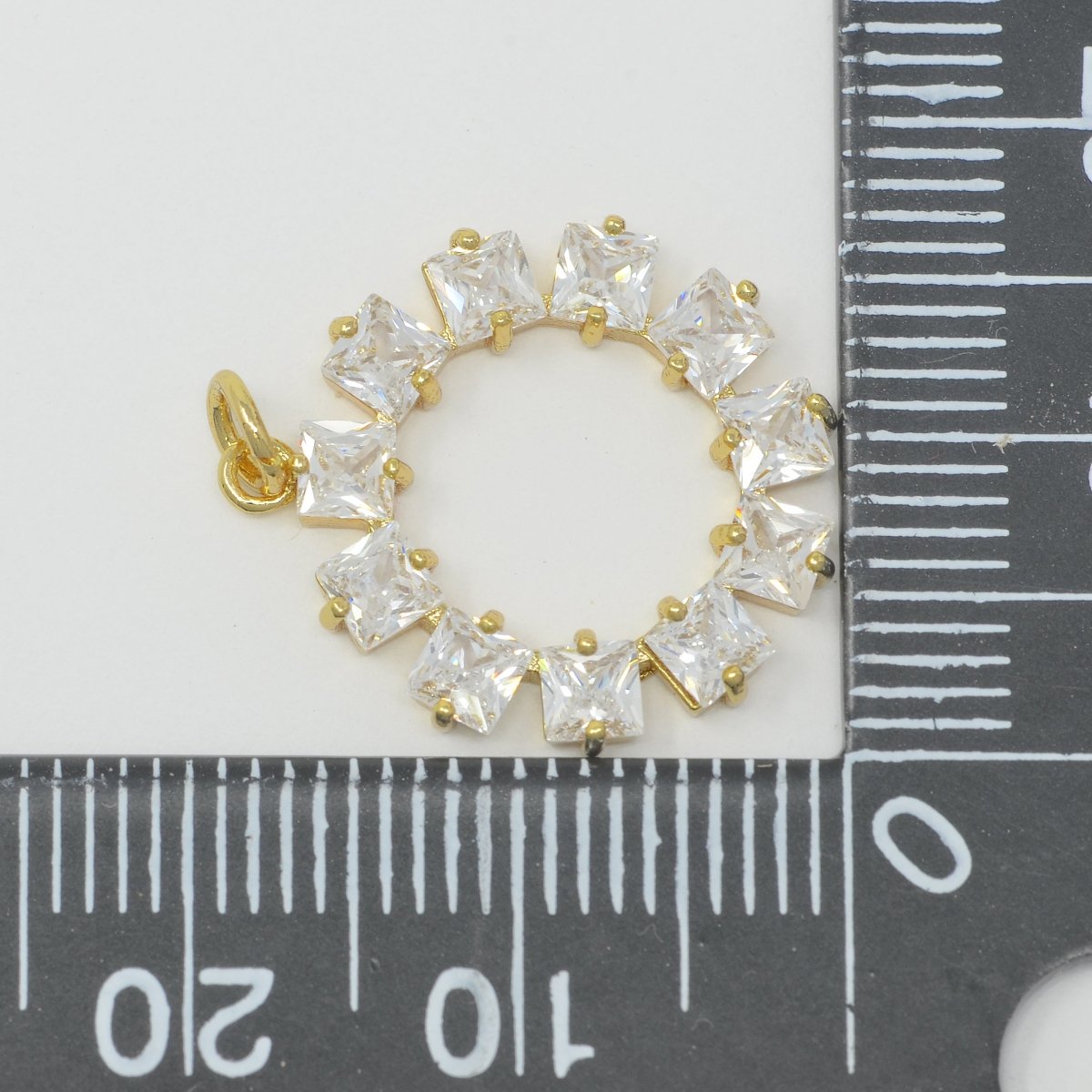 18K Gold Filled Wreath Crystal Round Charm M-385