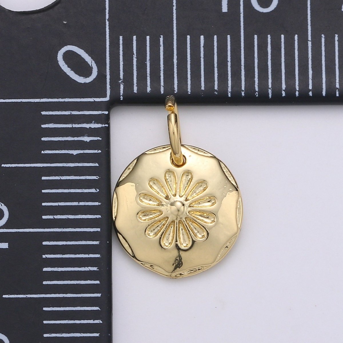 24K Gold Filled Daisy Flower Round Charm E-070