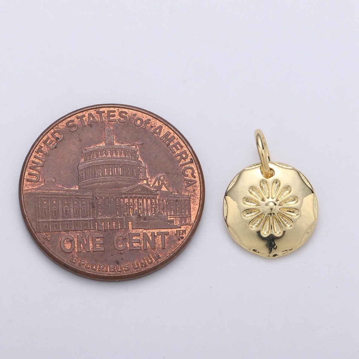 24K Gold Filled Daisy Flower Round Charm E-070