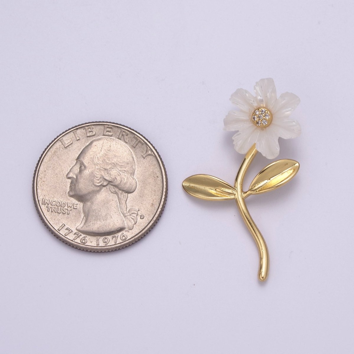 Dainty Carved Mother Pearl White Daisy Flower Charm Elegant Minimalist Floral Charm for Necklace Supply N-528