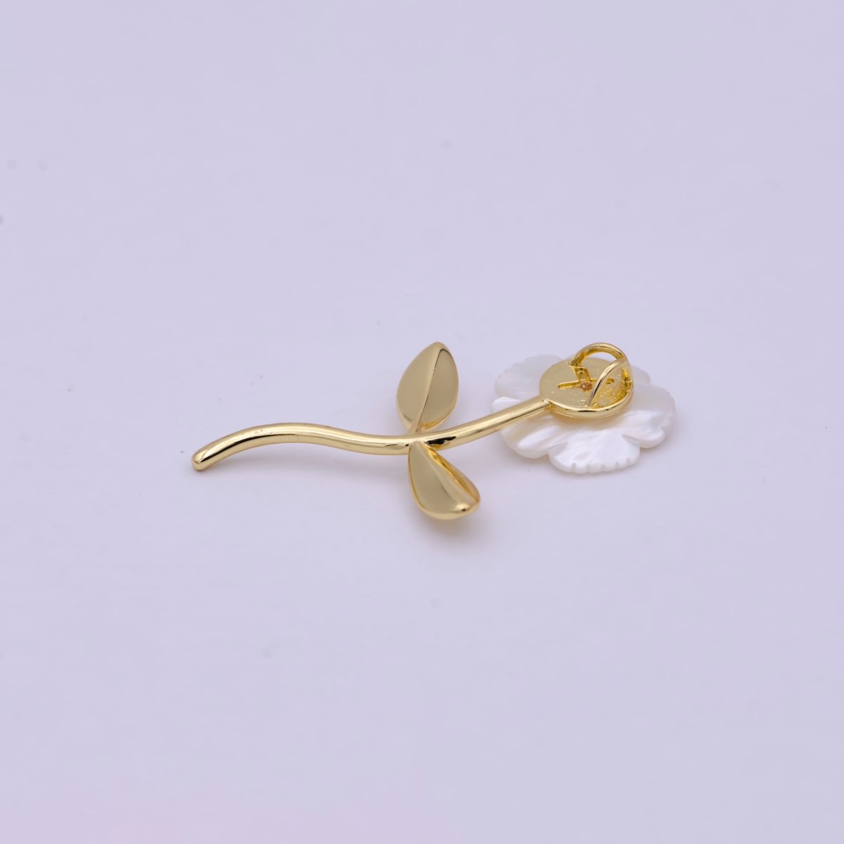 Dainty Carved Mother Pearl White Daisy Flower Charm Elegant Minimalist Floral Charm for Necklace Supply N-528