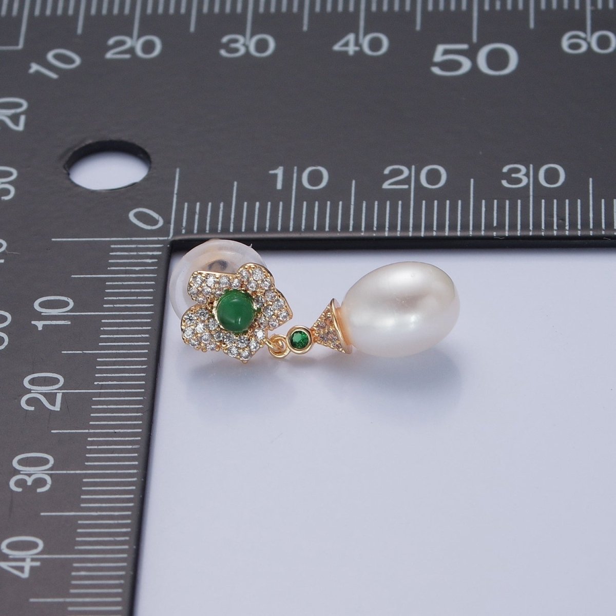 Dainty Round Pearl Stud Earring with Pave Green Flower for Wedding Jewelry T-538