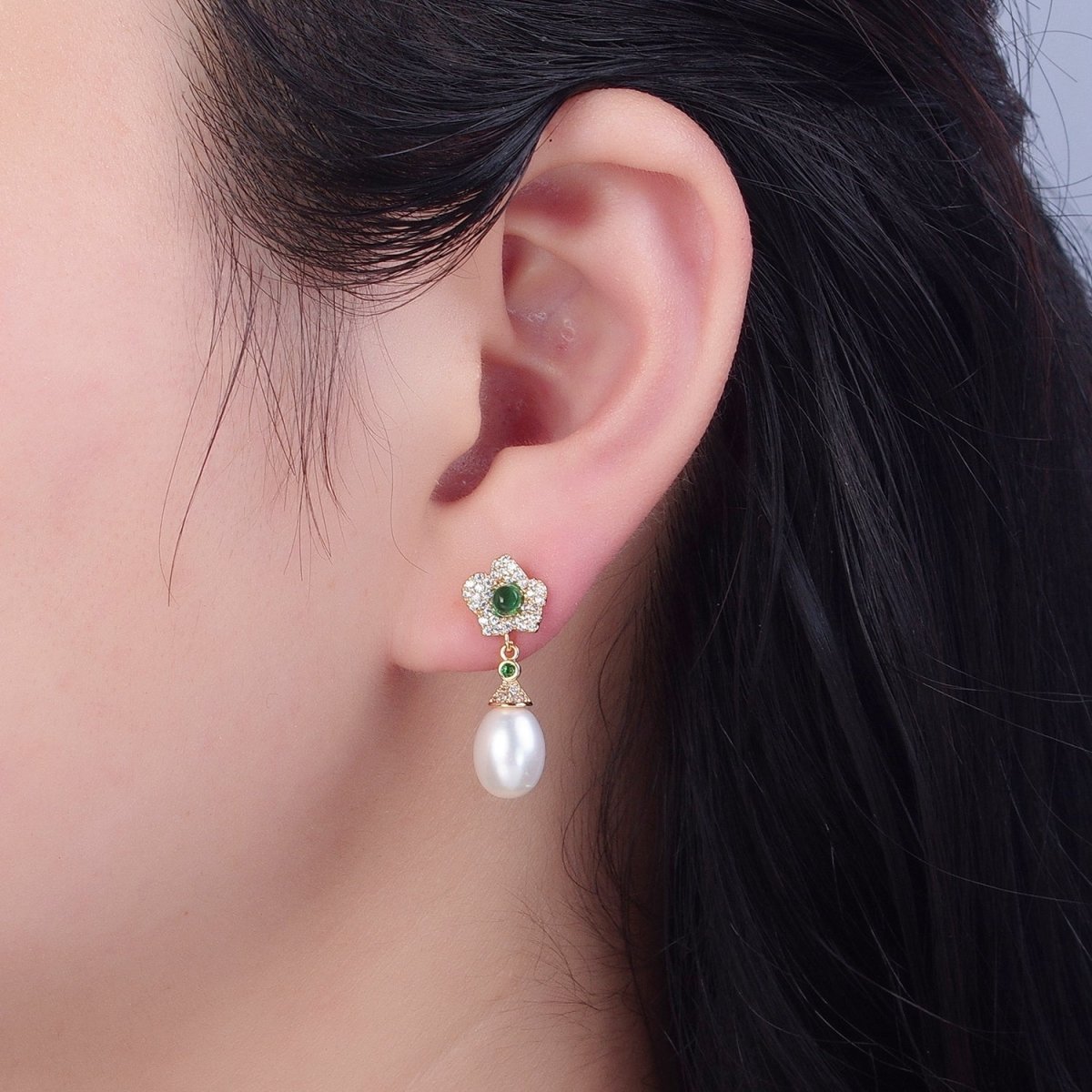 Dainty Round Pearl Stud Earring with Pave Green Flower for Wedding Jewelry T-538