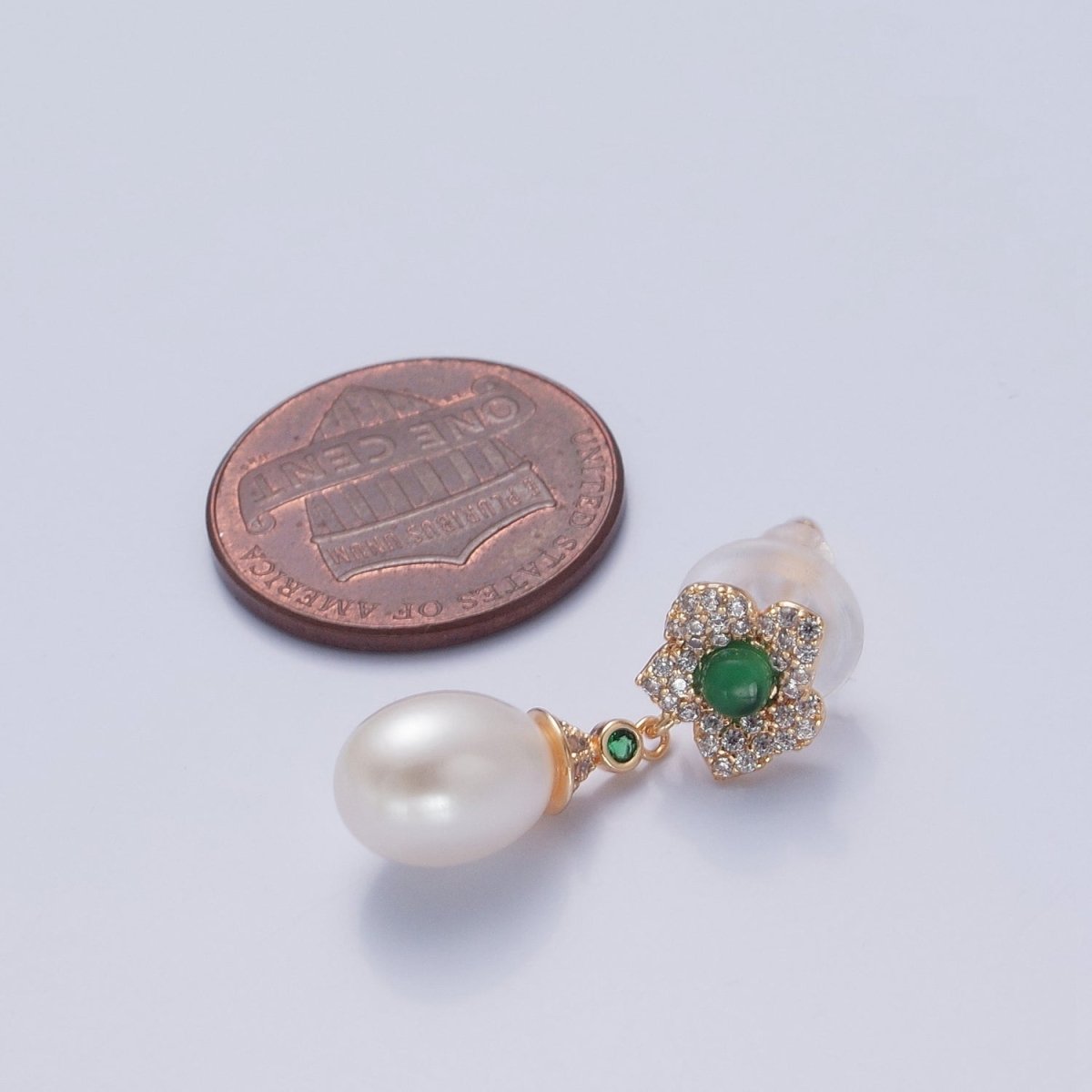 Dainty Round Pearl Stud Earring with Pave Green Flower for Wedding Jewelry T-538