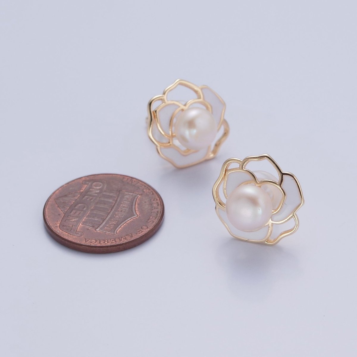 Dainty Round Pearl Stud Earring with White Enamel Flower for Wedding Jewelry T-539