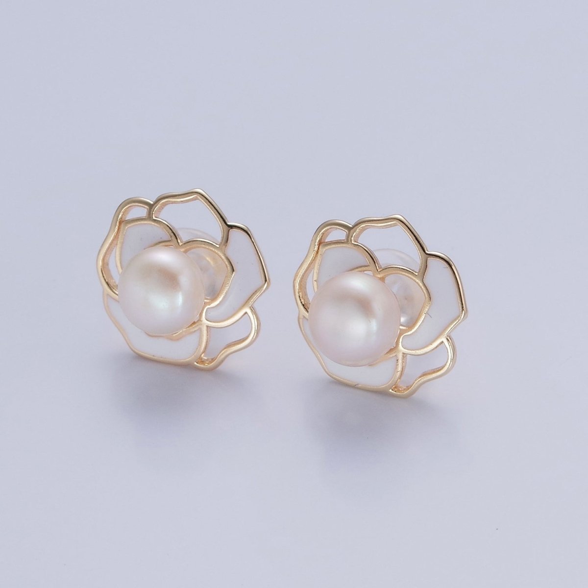 Dainty Round Pearl Stud Earring with White Enamel Flower for Wedding Jewelry T-539