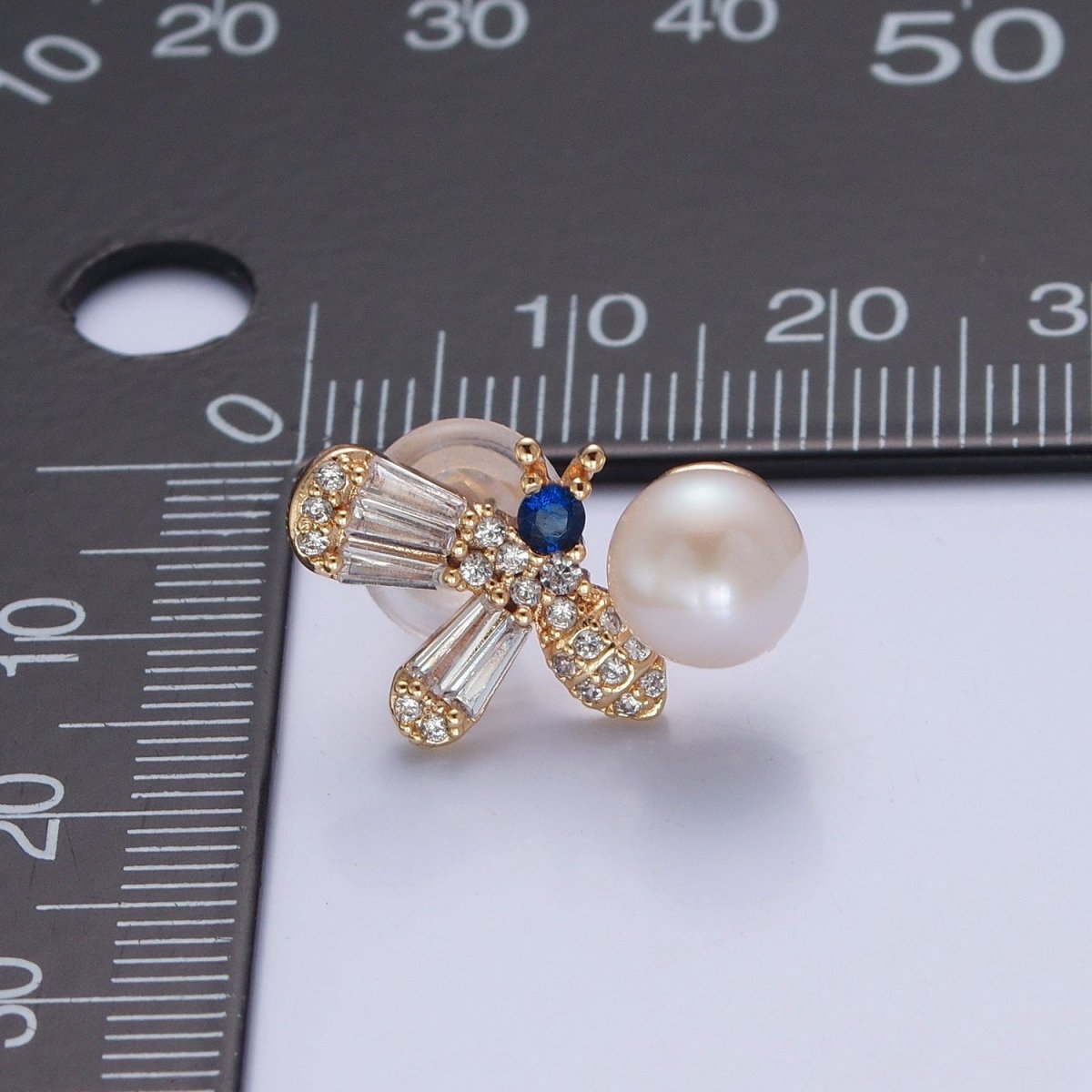 Gold Bee Earrings - Pearl Stud earrings - Minimalist Earrings - Fashion Earrings - Dainty Jewelry V-374