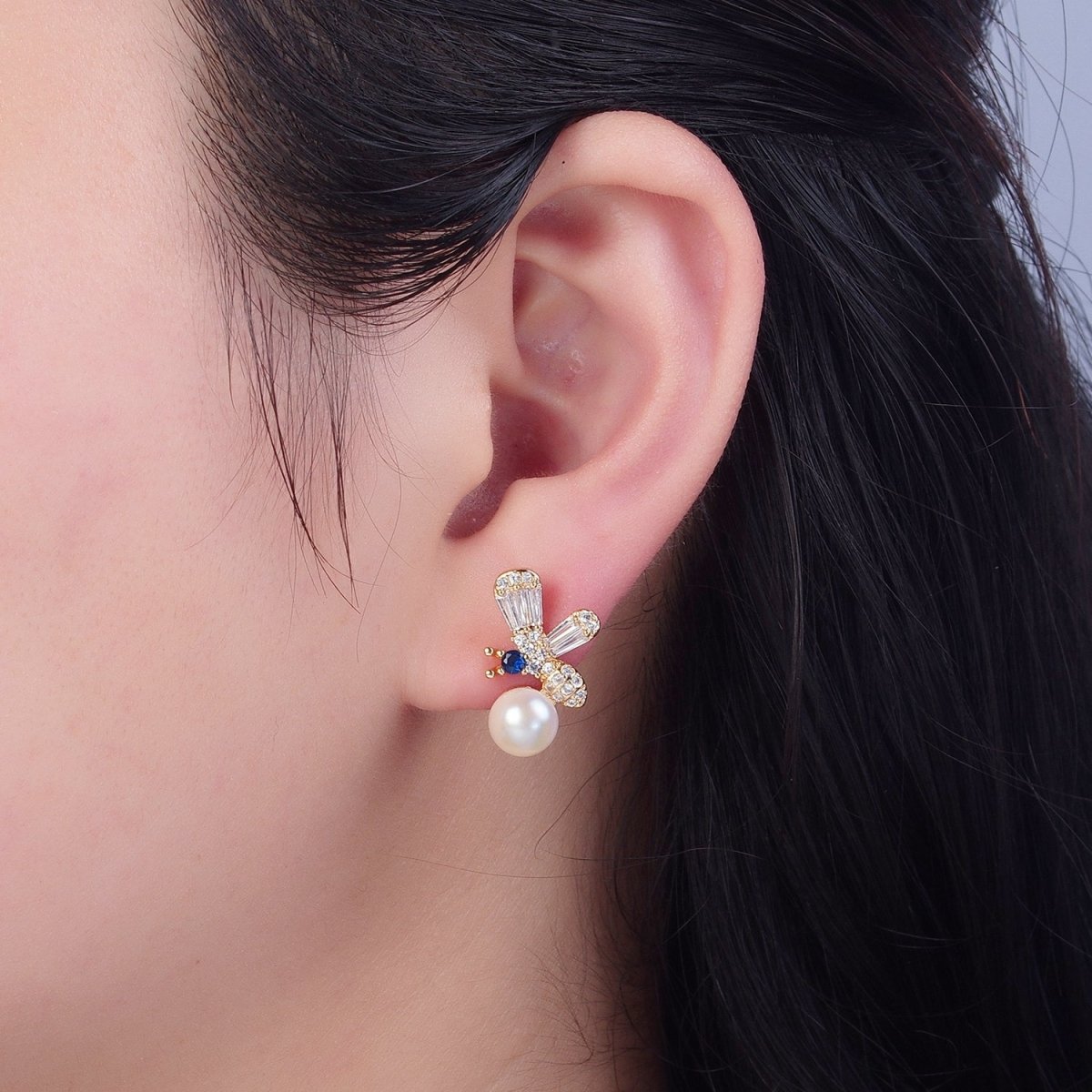 Gold Bee Earrings - Pearl Stud earrings - Minimalist Earrings - Fashion Earrings - Dainty Jewelry V-374