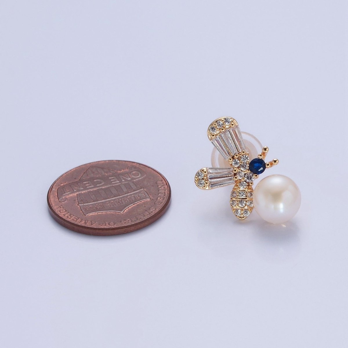 Gold Bee Earrings - Pearl Stud earrings - Minimalist Earrings - Fashion Earrings - Dainty Jewelry V-374