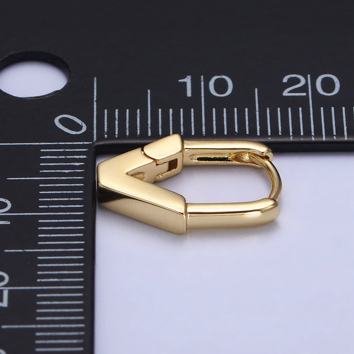 Gold Geometric V-Shaped Arrow Oblong Hoop Earrings | AB428