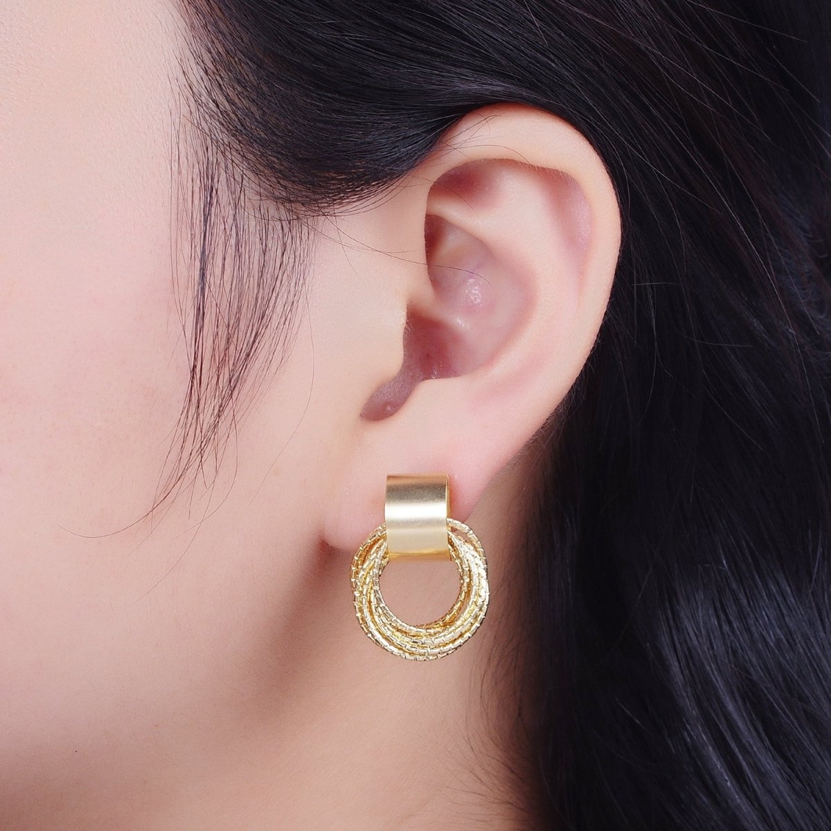 Gold Round Textured Chain Wreath Geometric Stud Earrings | AE1040