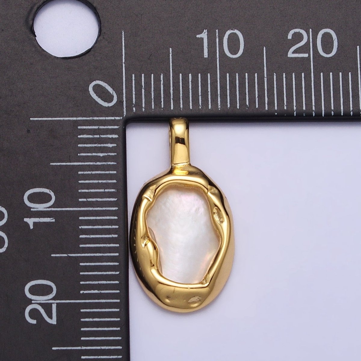 Oval Shell Pearl Hammered Framed Pendant in Gold & Silver | AA093 AA094