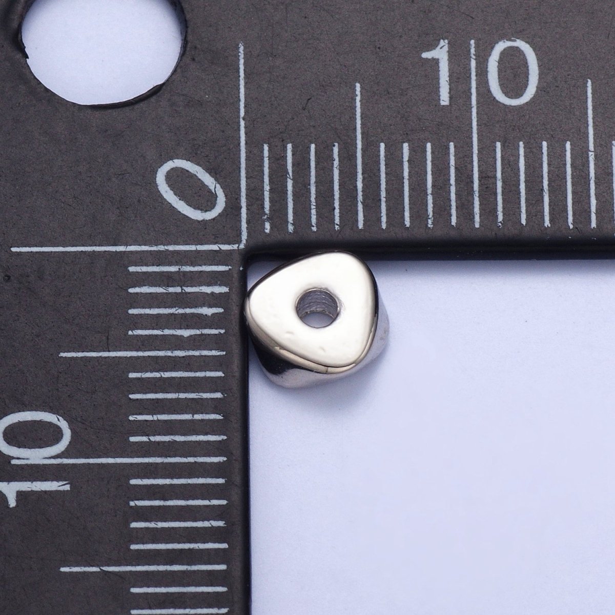 20 Pieces Pack 6.4mm Triangle Twist Geometric Spacer Beads Jewelry Component in Gold & Silver B-102 B-104
